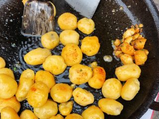 巫山特色小吃-炕洋芋,小土豆煮熟剥皮，在油锅里煎至金黄