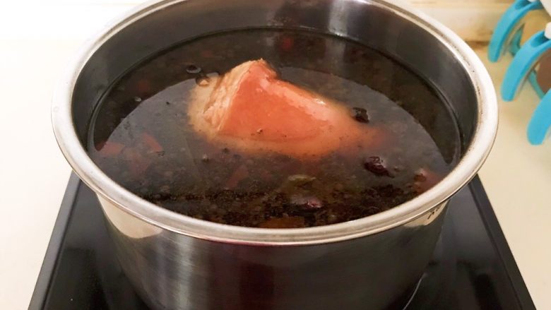 水晶肘子,把猪肘放入锅中，汤汁要没过猪肘，盖上锅盖，大火烧开后小火慢烧90分钟