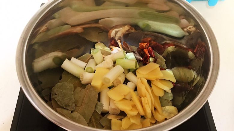 减肥食谱  私房菜香卤牛肉,把大葱段和姜片放入锅中