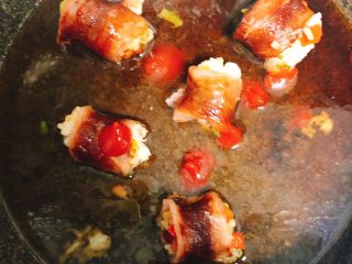 #猪里脊#米饭肉卷,煎制肉两年变白后调入盐，蚝油，蕃茄酱即可！口味可根据自己喜欢调配！