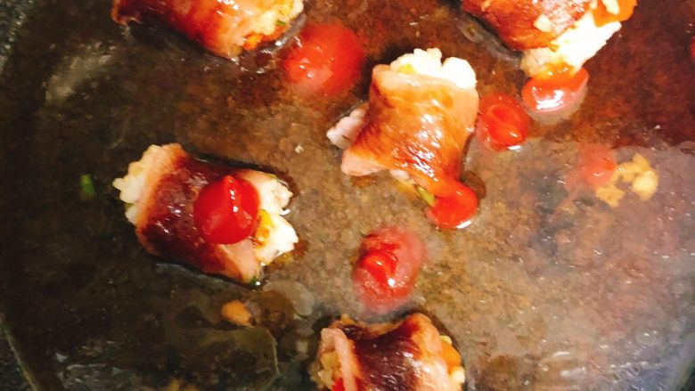 #猪里脊#米饭肉卷,煎制肉两年变白后调入盐，蚝油，蕃茄酱即可！口味可根据自己喜欢调配！