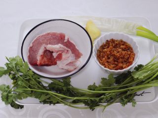 海米香菜大馅馄饨,首先备齐所有的食材，金钩海米提前洗净浸泡一会儿。