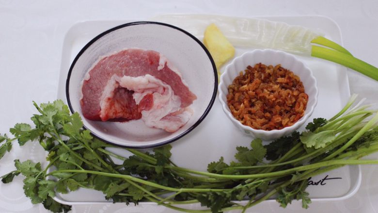 海米香菜大馅馄饨,首先备齐所有的食材，金钩海米提前洗净浸泡一会儿。