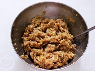 海米香菜大馅馄饨,把所有的食材和调料混合搅拌均匀。