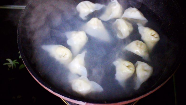 海米香菜大馅馄饨,锅中加入清水，烧开后下馄饨，煮熟即可。
