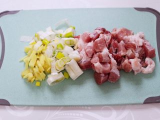 海米香菜大馅馄饨,五花肉洗净后用刀切成小块，把葱姜切碎。
