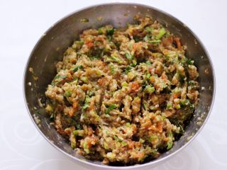 海米香菜大馅馄饨,把所有的食材搅拌均匀即可。