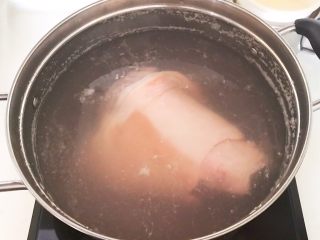 红烧肘子,锅里加入冷水，放入猪肘，水开后焯水10分钟
