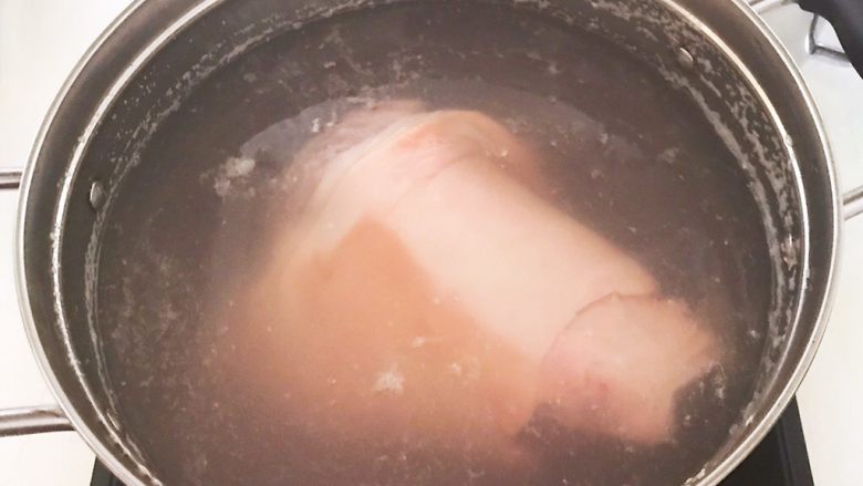 水晶肘子,锅里加入冷水，放入猪肘，大火烧开，猪肘焯水10分钟