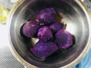 【爆浆芝士】紫薯仙豆糕,紫薯蒸熟，乘热剥皮