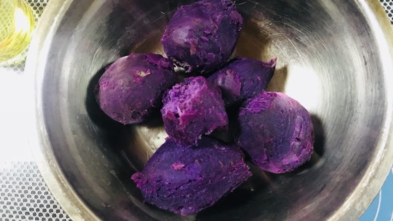【爆浆芝士】紫薯仙豆糕,紫薯蒸熟，乘热剥皮