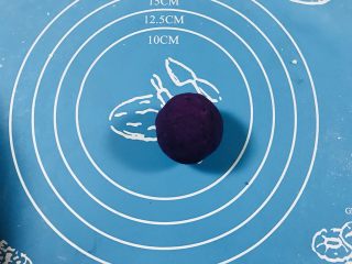 【爆浆芝士】紫薯仙豆糕,紫薯泥分成22g/个，揉搓成球