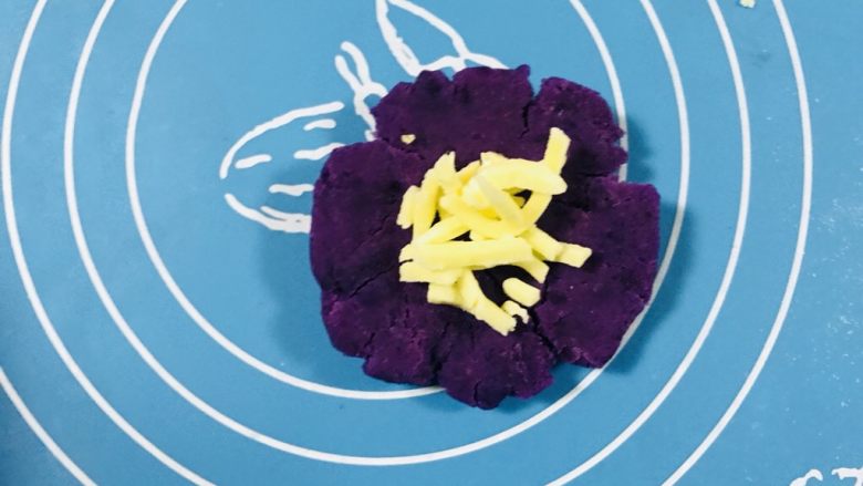 【爆浆芝士】紫薯仙豆糕,包入适量马苏里拉奶酪，揉成小剂子