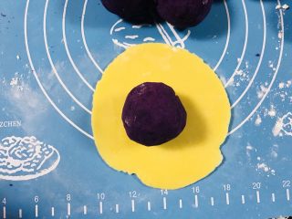 【爆浆芝士】紫薯仙豆糕,包入一个紫薯泥，收口捏紧