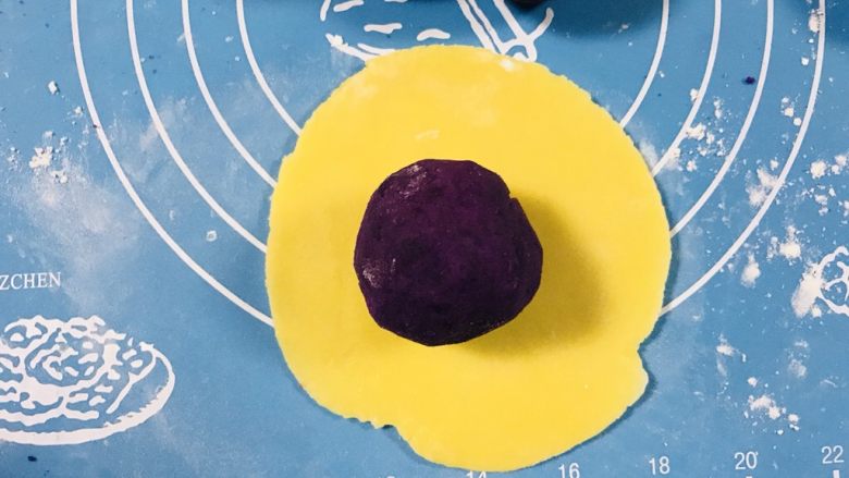 【爆浆芝士】紫薯仙豆糕,包入一个紫薯泥，收口捏紧