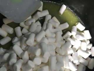 雪花酥,黄油全部融化后加入棉花糖，慢慢搅至融化