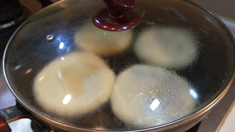 五香葱油饼,平底锅加入适量油，放入葱花饼发酵15分钟开火煎制。