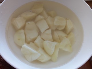 排骨炖土豆,用清水浸泡防止氧化