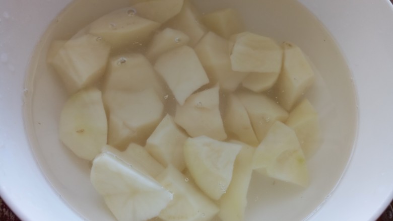 排骨炖土豆,用清水浸泡防止氧化