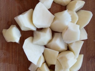 排骨炖土豆,土豆用刀掰成块
