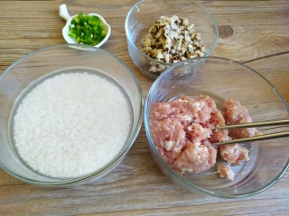 糯米珍珠丸子,准备食材，糯米浸泡四个小时，猪肉切末，香菇用开水烫一下，切末