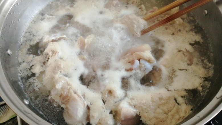 腐乳花生焖猪手,煮一下，表面会浮起很多浮沫