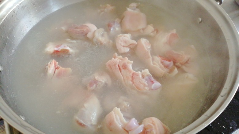 腐乳花生焖猪手,锅里的水烧开后放入猪手