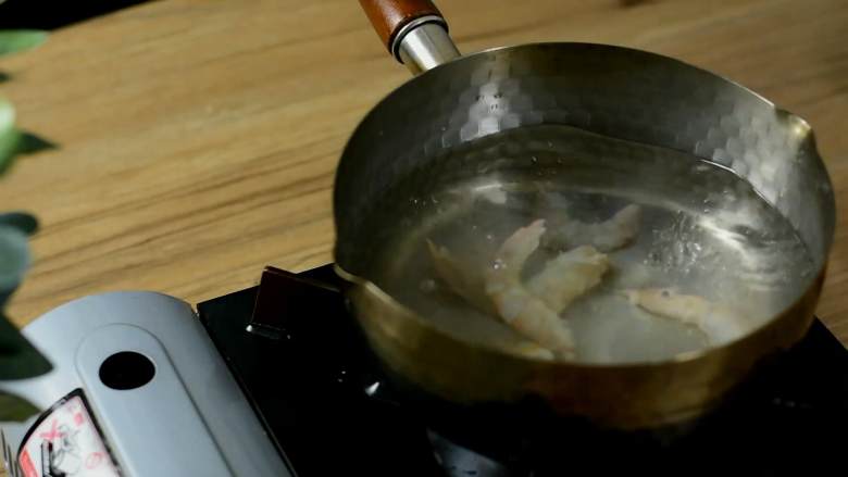 虾仁黄金炒饭，抽耳光都不肯放的炒饭,开水中加盐，倒入虾仁煮至7成熟捞出。