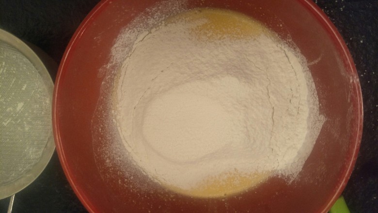 柔软到出乎意料-奶酪蛋糕卷,在蛋黄中过筛低筋面粉30克搅拌均匀