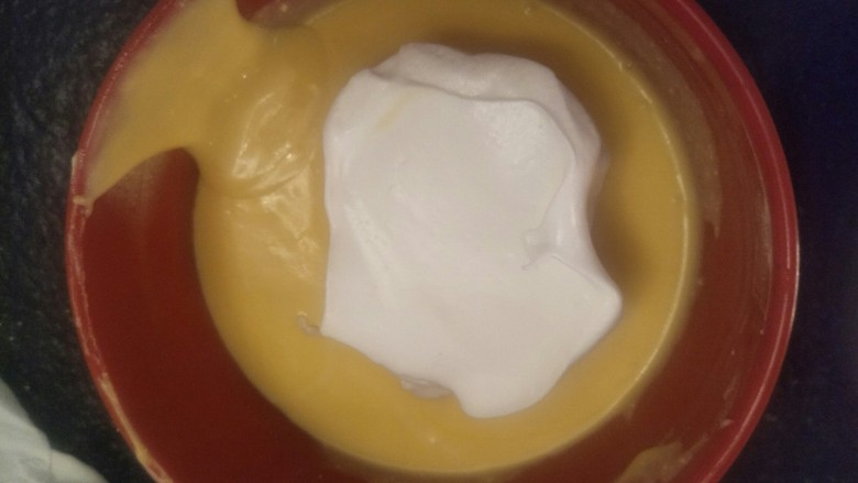 柔软到出乎意料-奶酪蛋糕卷,先挖一勺蛋白糊慢慢拌入分三次加入