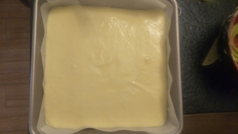 柔软到出乎意料-奶酪蛋糕卷,刮刀慢慢抹平震出大气泡