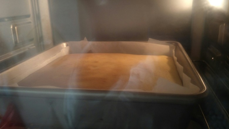 柔软到出乎意料-奶酪蛋糕卷,烤箱180度20分钟烤到表面上色均匀金黄
