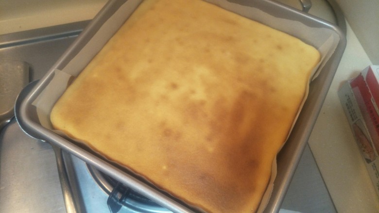 柔软到出乎意料-奶酪蛋糕卷,拿出震一下把蛋糕中的水蒸气蒸出