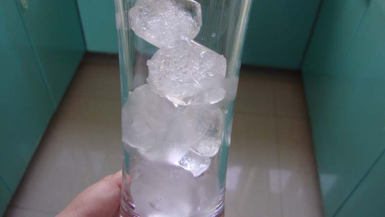 雪顶朗姆冰咖啡,杯中放入冰块
