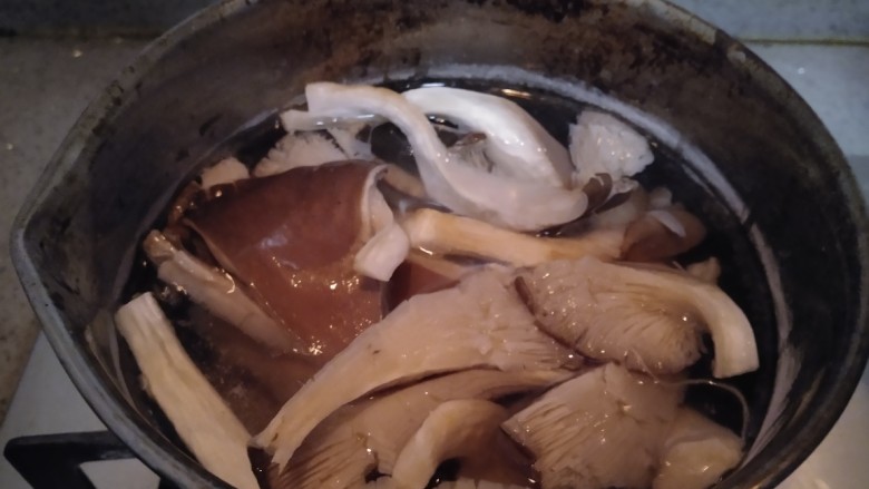 豆角炒平菇,小锅中适量水，水开后放入平菇焯水30秒捞出。