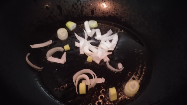 豆角炒平菇,热锅凉油炒香葱。