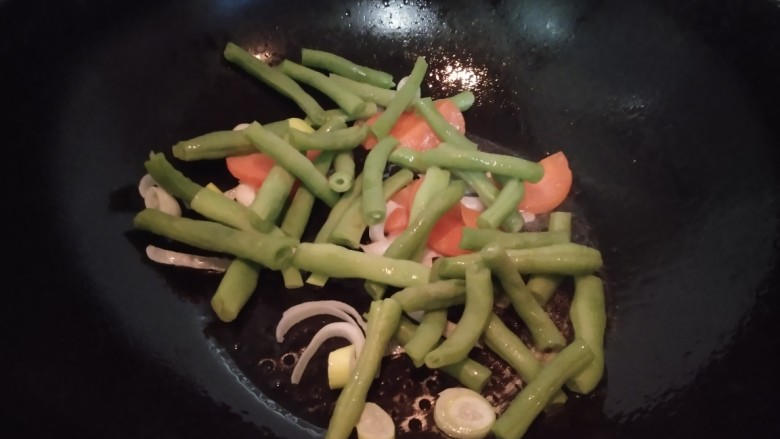 豆角炒平菇,倒入豆角、胡萝卜翻炒均匀。
