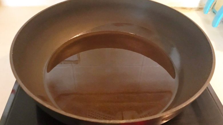 家常红烧金鲳鱼,炒锅烧热后加入1勺大豆色拉油