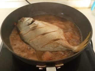 家常红烧金鲳鱼,烧鱼的汤汁很浓郁，味道很鲜美