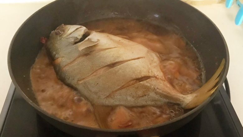 家常红烧金鲳鱼,烧鱼的汤汁很浓郁，味道很鲜美