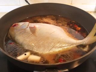 家常红烧金鲳鱼,水量没过金鲳鱼