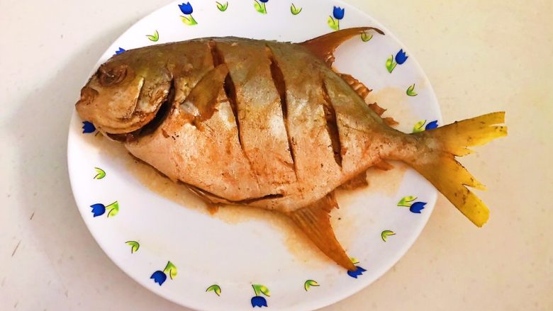 家常红烧金鲳鱼,把金鲳鱼盛出来放进盘子里