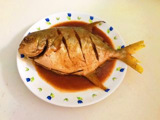 家常红烧金鲳鱼,把调好的汤汁浇到金鲳鱼上
