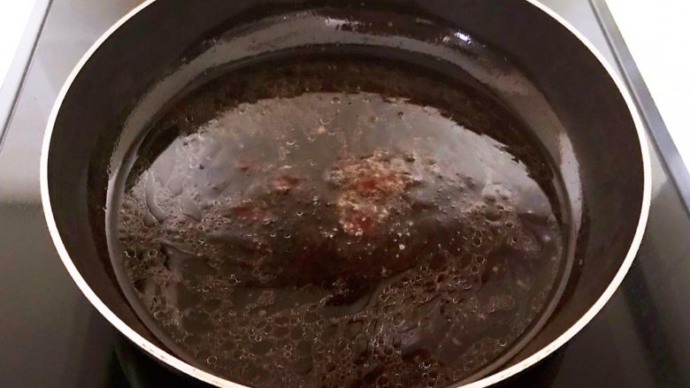 家常红烧金鲳鱼,烧鱼的汤汁滤除调料
