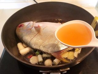 家常红烧金鲳鱼,加入1勺料酒，烹去鱼的腥味