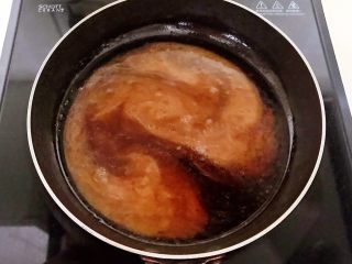家常红烧金鲳鱼,烧开后加入水淀粉