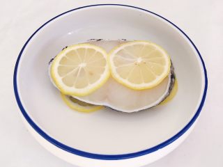年年有鱼：清蒸鳕鱼,将柠檬片铺在鱼身上 腌制半小时左右（柠檬去腥）