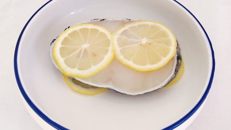 年年有鱼：清蒸鳕鱼,将柠檬片铺在鱼身上 腌制半小时左右（柠檬去腥）