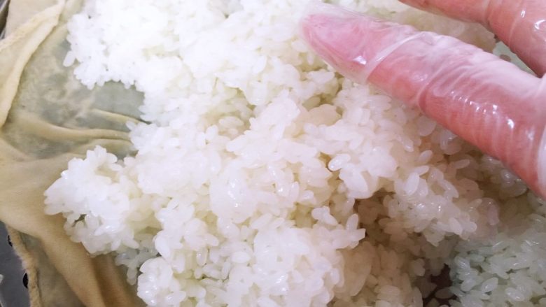 福字年夜饭,熟米中加入黄油