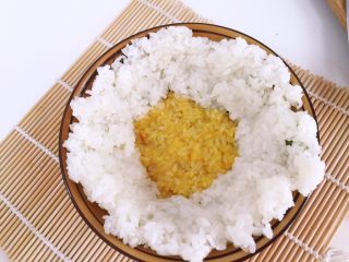 福字年夜饭,碗侧面放白色的糯米
